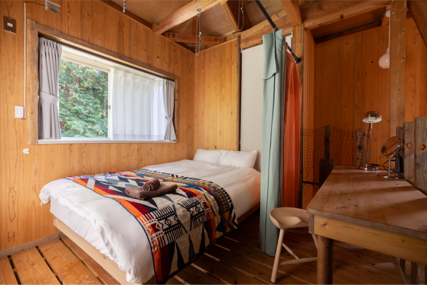 寝室4（2F・ダブル1台＋デスク）